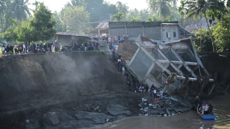 印尼苏门答腊岛发生灾难性洪水，死亡人数升至248人