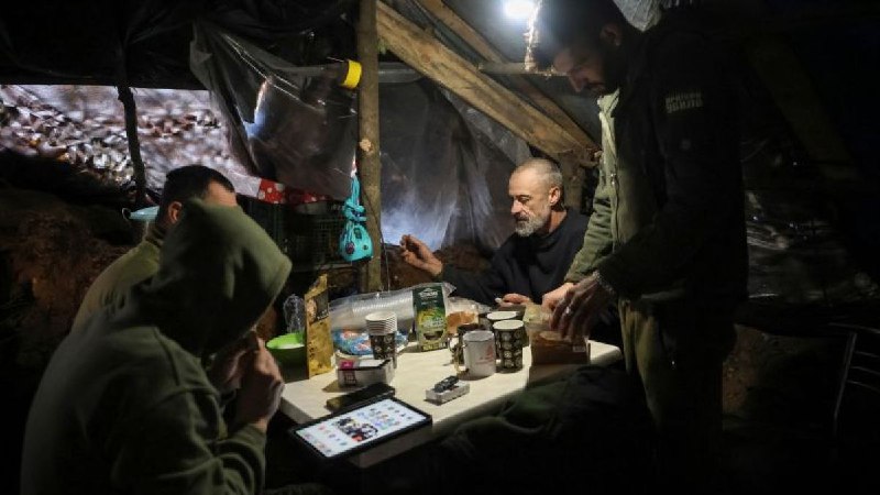 在日内瓦和波克罗夫斯克，乌克兰正与特朗普的和平计划和普京的军队对抗